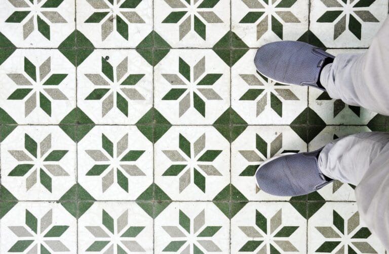 Como renovar uma parede ou piso de azulejos sem trocá-los