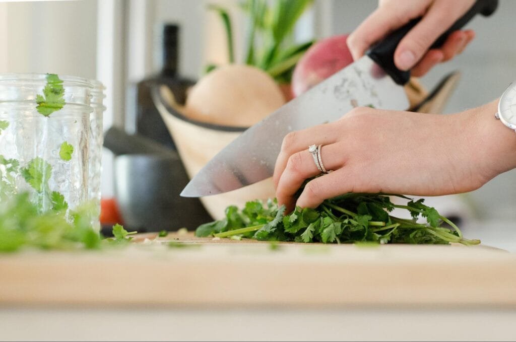 Aprenda a fazer horta em casa com pouco espaço disponível