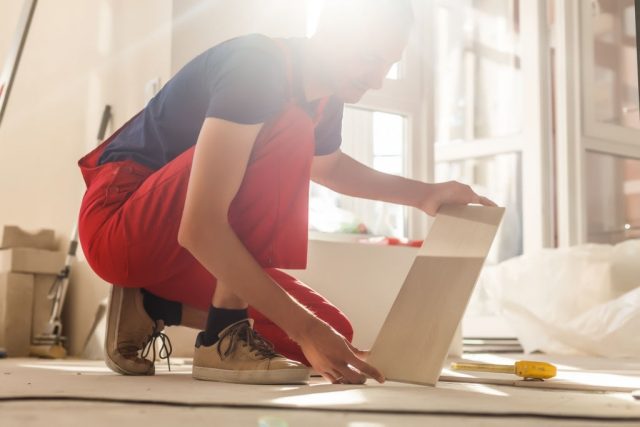 3 maneiras de trocar o piso e evitar quebra-quebra. Foto/Reprodução:Sinenkiy no iStock